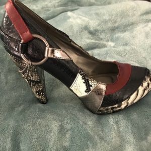 Leather pumps with Chain detail